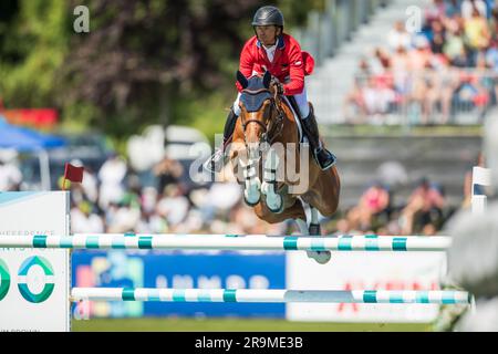 Kent Farrington del Team USA partecipa alla Coppa delle nazioni FEI il 6 giugno 2023 a Langley, in Canada. Foto Stock