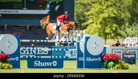 Kent Farrington del Team USA partecipa alla Coppa delle nazioni FEI il 6 giugno 2023 a Langley, in Canada. Foto Stock