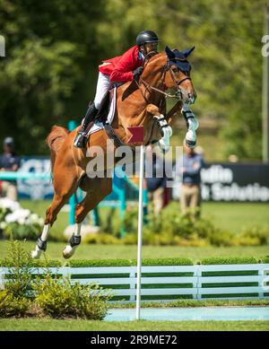 Kent Farrington del Team USA partecipa alla Coppa delle nazioni FEI il 6 giugno 2023 a Langley, in Canada. Foto Stock