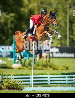 Kent Farrington del Team USA partecipa alla Coppa delle nazioni FEI il 6 giugno 2023 a Langley, in Canada. Foto Stock