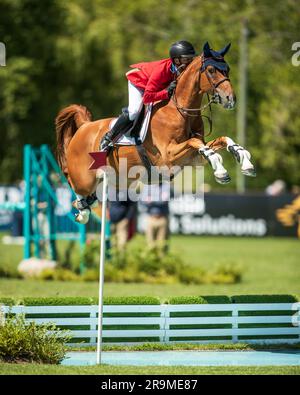 Kent Farrington del Team USA partecipa alla Coppa delle nazioni FEI il 6 giugno 2023 a Langley, in Canada. Foto Stock