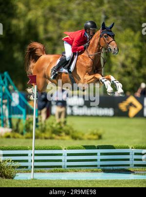 Kent Farrington del Team USA partecipa alla Coppa delle nazioni FEI il 6 giugno 2023 a Langley, in Canada. Foto Stock