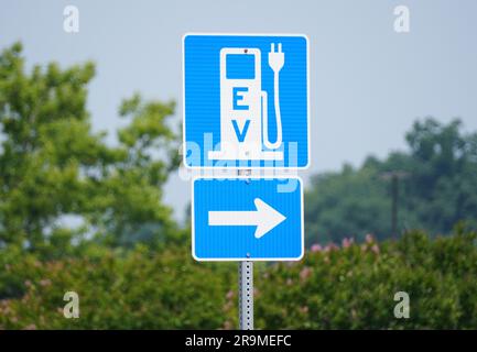 Rehoboth Beach, Delaware, U.S.A - 18 giugno 2023 - il cartello blu e bianco per la stazione di ricarica dei veicoli elettrici Foto Stock