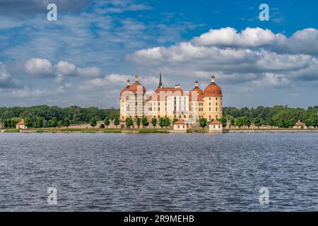 Vista aerea del castello di Moritzburg, un palazzo barocco con quattro torri rotonde su un'isola artificiale simmetrica Foto Stock