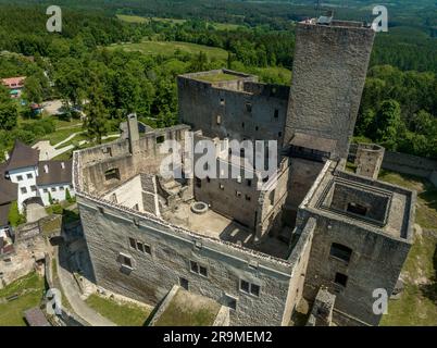 Vista aerea del castello di Landstejn, con un castello rettangolare e mura concentriche, bastioni semicircolari nella Repubblica Ceca Foto Stock