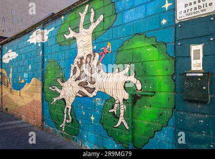 Bellissimo murale dipinto su un muro di mattoni a Milano, Italia. Basato su un libro per bambini. Foto Stock