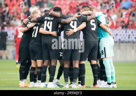 Toronto, Ontario, Canada. 27 giugno 2023. I giocatori canadesi si si riuniscono prima della CONCACAF Gold Cup, partita a gironi tra Canada e Guadalupa al BMO Field di Toronto. La partita terminò 2-2. (Immagine di credito: © Angel Marchini/ZUMA Press Wire) SOLO USO EDITORIALE! Non per USO commerciale! Foto Stock