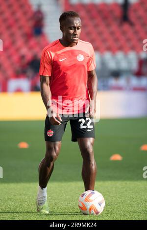 Toronto, Ontario, Canada. 27 giugno 2023. Richie Laryea si riscalda prima dell'inizio della CONCACAF Gold Cup, la partita a gironi tra Canada e Guadalupa al BMO Field di Toronto. La partita terminò 2-2. (Immagine di credito: © Angel Marchini/ZUMA Press Wire) SOLO USO EDITORIALE! Non per USO commerciale! Foto Stock