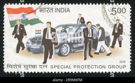 INDIA - CIRCA 2010: Timbro stampato dall'India, mostra auto, persone, bandiera, circa 2010 Foto Stock