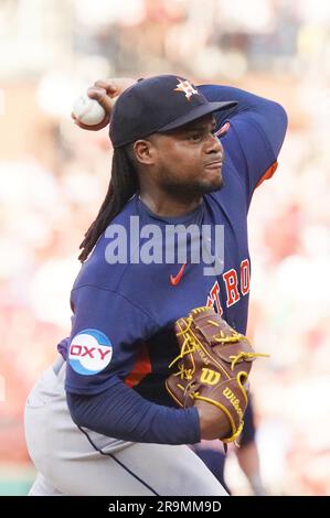 St Louis, Stati Uniti. 27 giugno 2023. Il lanciatore titolare degli Houston Astros Framber Valdez porta un campo al St. Louis Cardinals nel primo inning al Busch Stadium di St. Louis martedì 27 giugno 2023. Foto di Bill Greenblatt/UPI credito: UPI/Alamy Live News Foto Stock