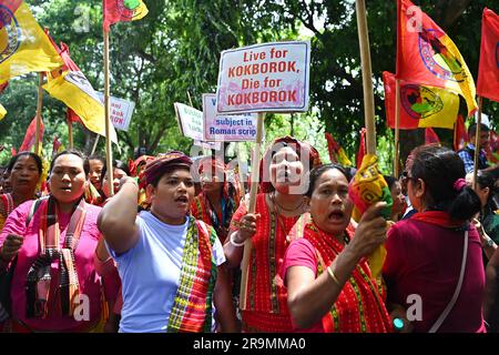 I membri delle ali femminili di "tipi Motha", in una massiccia manifestazione chiamata "Raj Bhavan Abhiyan", chiesero l'adozione della scrittura romana per la lingua Kokborok, ad Agartala. Tripura, India. Foto Stock