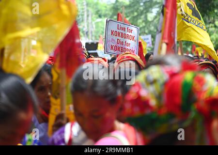 I membri delle ali femminili di "tipi Motha", in una massiccia manifestazione chiamata "Raj Bhavan Abhiyan", chiesero l'adozione della scrittura romana per la lingua Kokborok, ad Agartala. Tripura, India. Foto Stock