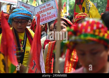 I membri delle ali femminili di "tipi Motha", in una massiccia manifestazione chiamata "Raj Bhavan Abhiyan", chiesero l'adozione della scrittura romana per la lingua Kokborok, ad Agartala. Tripura, India. Foto Stock