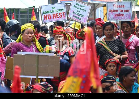 I membri delle ali femminili di "tipi Motha", in una massiccia manifestazione chiamata "Raj Bhavan Abhiyan", chiesero l'adozione della scrittura romana per la lingua Kokborok, ad Agartala. Tripura, India. Foto Stock