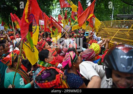 I membri delle ali femminili di "tipi Motha", in una massiccia manifestazione chiamata "Raj Bhavan Abhiyan", chiesero l'adozione della scrittura romana per la lingua Kokborok, ad Agartala. Tripura, India. Foto Stock