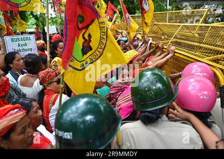 I membri delle ali femminili di "tipi Motha", in una massiccia manifestazione chiamata "Raj Bhavan Abhiyan", chiesero l'adozione della scrittura romana per la lingua Kokborok, ad Agartala. Tripura, India. Foto Stock