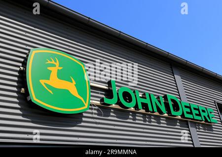 Logo di John Deere sul muro. Deere & Company è un marchio americano e produttore di EG. macchinari agricoli e attrezzature industriali. Salo, FI. 25 giugno 2023 Foto Stock