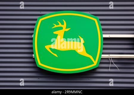 Logo di John Deere sul muro. Deere & Company è un marchio americano e produttore di EG. macchinari agricoli e attrezzature industriali. Salo, FI. 25 giugno 2023 Foto Stock