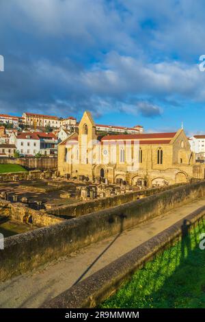 Museo di scavato complesso del chiostro di Santa Clara Velha a Coimbra, Portogallo Foto Stock