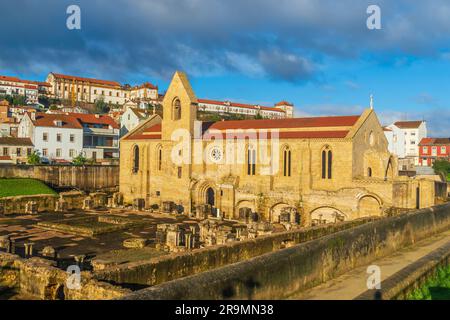 Museo di scavato complesso del chiostro di Santa Clara Velha a Coimbra, Portogallo Foto Stock