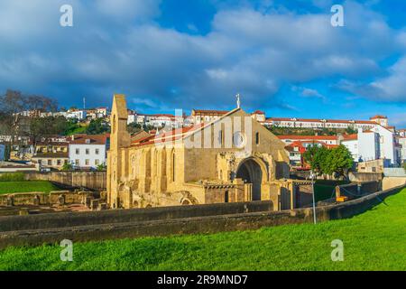 Museo di scavato complesso del chiostro di Santa Clara Velha a Coimbra, Portogallo Foto Stock