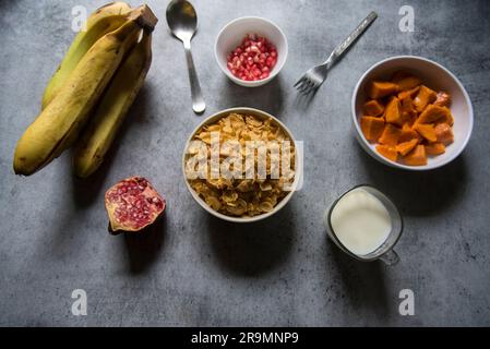 Vista dall'alto degli ingredienti salutari della colazione. Foto Stock