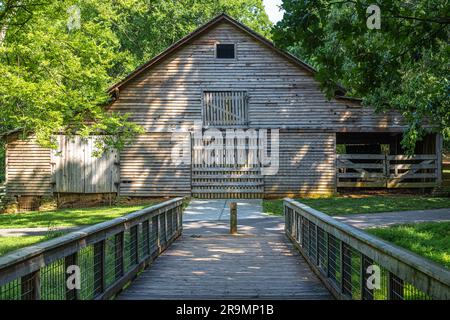 Fienile storico dal ponte pedonale sopraelevato del McDaniel Farm Park a Duluth, Georgia. (USA) Foto Stock