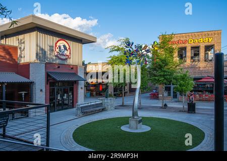 Ristoranti al Parson's Alley nel centro di Duluth, Georgia, di fronte al Town Green e alla fontana. (USA) Foto Stock