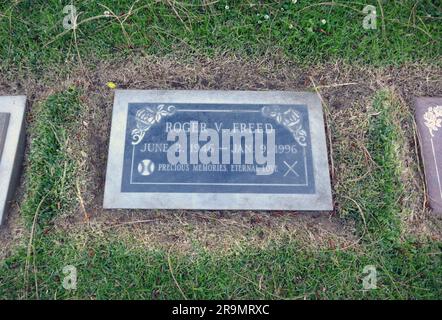 Glendora, California, USA 26 giugno 2023 il giocatore di Beaseball della Major League Roger Freed grave in Garden of Devotion all'Oakdale Memorial Park il 26 giugno 2023 a Glendora, California, USA. Foto di Barry King/Alamy Stock Photo Foto Stock