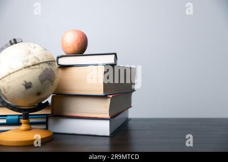 Ritorno a scuola con sfondo di cancelleria come libri, penne, matite, globo. Concetto di ritorno a scuola. Formazione del concetto di background degli studenti Foto Stock