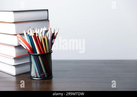 Simbolo del concetto di ritorno a scuola. L'istruzione scolastica ha bisogno di attrezzature matita, penna, notebook, colore, disegno. ci sono molte penne e matite nella plastica Foto Stock