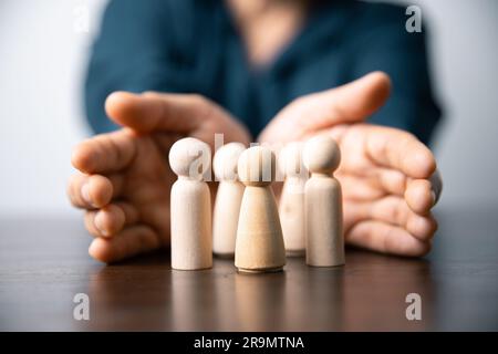 L'assicurazione è un concetto di protezione di tipo aa, sicurezza. L'assicurazione è un investimento aziendale. Il simbolo dell'assicurazione è il tetto della casa, l'auto. sotto u Foto Stock