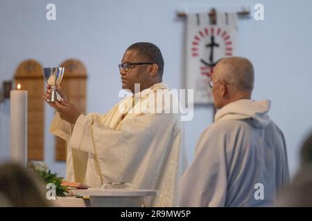 Sacerdote cattolico che prepara la Santa Comunione eucaristica durante la messa Foto Stock