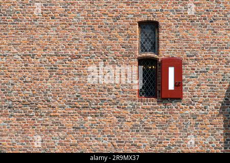 Primo piano del muro con la finestra del castello medievale Doornenburg a Doornenburg nei Paesi Bassi Foto Stock