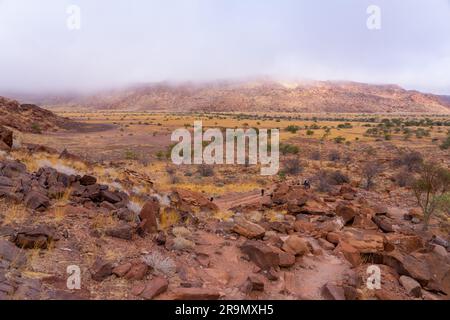 Twyfelfontein (afrikaans: Sorgente incerta), ufficialmente conosciuta come ǀUi-ǁAis (Damara/Nama: Sorgente di salto), è un sito di antiche incisioni rupestri nel corso della sua storia Foto Stock