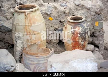 Anfore presso il sito archeologico di Akrotiri sull'isola greca delle Cicladi di Santorini-Grecia Foto Stock