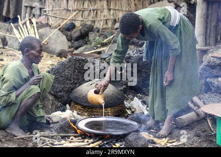 Africa, Etiopia, Lalibela, Donna cuoce injera (injera è un pane piatto lievitato con una consistenza unica e leggermente spugnosa. Tradizionalmente fatto fuori o Foto Stock