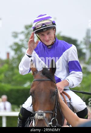 Newbury, Regno Unito. 27 giugno 2023. Tom Marquand saluta la folla dopo aver vinto il 19,50 KC Sofas handicap Stakes su Aurora Dawn all'ippodromo di Newbury, Regno Unito. Crediti: Paul Blake/Alamy Live News. Foto Stock