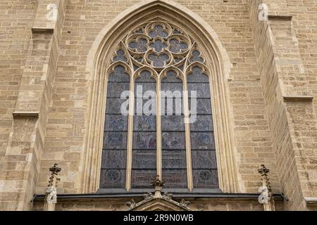 La finestra di un'antica chiesa minorita in Austria a Vienna Foto Stock