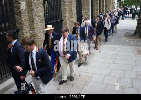 Londra, Regno Unito. 28 giugno 2023. I membri della MCC fanno la coda fuori dal Lords Cricket Ground prima del primo giorno del secondo test di Ashes tra Inghilterra e Australia, il 28 giugno 2023. L'Inghilterra è attualmente uno dei primi nella serie. Crediti fotografici: Ben Cawthra/Sipa USA credito: SIPA USA/Alamy Live News Foto Stock