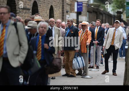 Londra, Regno Unito. 28 giugno 2023. I membri della MCC fanno la coda fuori dal Lords Cricket Ground prima del primo giorno del secondo test di Ashes tra Inghilterra e Australia, il 28 giugno 2023. L'Inghilterra è attualmente uno dei primi nella serie. Crediti fotografici: Ben Cawthra/Sipa USA credito: SIPA USA/Alamy Live News Foto Stock