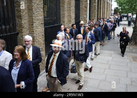 Londra, Regno Unito. 28 giugno 2023. I membri della MCC fanno la coda fuori dal Lords Cricket Ground prima del primo giorno del secondo test di Ashes tra Inghilterra e Australia, il 28 giugno 2023. L'Inghilterra è attualmente uno dei primi nella serie. Crediti fotografici: Ben Cawthra/Sipa USA credito: SIPA USA/Alamy Live News Foto Stock