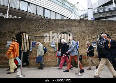 Londra, Regno Unito. 28 giugno 2023. I membri della MCC fanno la coda fuori dal Lords Cricket Ground prima del primo giorno del secondo test di Ashes tra Inghilterra e Australia, il 28 giugno 2023. L'Inghilterra è attualmente uno dei primi nella serie. Crediti fotografici: Ben Cawthra/Sipa USA credito: SIPA USA/Alamy Live News Foto Stock