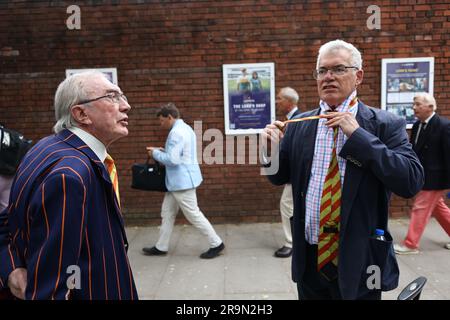 Londra, Regno Unito. 28 giugno 2023. I membri della MCC fanno la coda fuori dal Lords Cricket Ground prima del primo giorno del secondo test di Ashes tra Inghilterra e Australia, il 28 giugno 2023. L'Inghilterra è attualmente uno dei primi nella serie. Crediti fotografici: Ben Cawthra/Sipa USA credito: SIPA USA/Alamy Live News Foto Stock