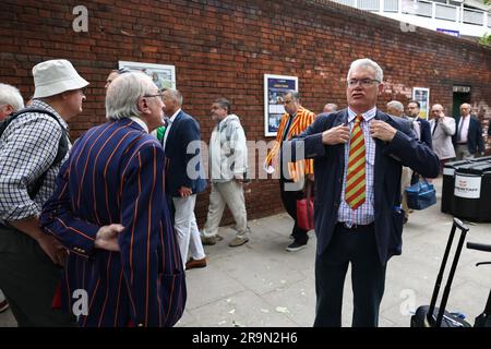 Londra, Regno Unito. 28 giugno 2023. I membri della MCC fanno la coda fuori dal Lords Cricket Ground prima del primo giorno del secondo test di Ashes tra Inghilterra e Australia, il 28 giugno 2023. L'Inghilterra è attualmente uno dei primi nella serie. Crediti fotografici: Ben Cawthra/Sipa USA credito: SIPA USA/Alamy Live News Foto Stock