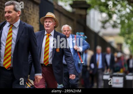 Londra, Inghilterra. 28 giugno 2023. Membri della fila MCC davanti al secondo test di Ashes a Londra. Il credito fotografico dovrebbe leggere: Ben Whitley/Alamy Live News. Foto Stock