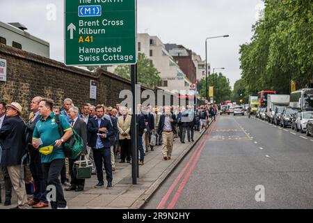 Londra, Inghilterra. 28 giugno 2023. Membri della fila MCC davanti al secondo test di Ashes a Londra. Il credito fotografico dovrebbe leggere: Ben Whitley/Alamy Live News. Foto Stock