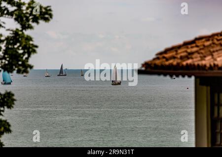 Barche da diporto, vista elevata del Mar Nero vista dal Giardino Botanico di Balchik, Bulgaria Foto Stock