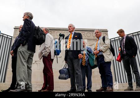 Londra, Inghilterra. 28 giugno 2023. Membri della fila MCC davanti al secondo test di Ashes a Londra. Il credito fotografico dovrebbe leggere: Ben Whitley/Alamy Live News. Foto Stock