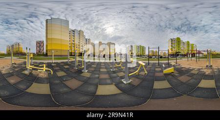 Visualizzazione panoramica a 360 gradi di vista panoramica hdri a 360° con grattacieli nel nuovo moderno complesso residenziale su parcheggio per persone con disabilità in progetto sferico equirettangolare